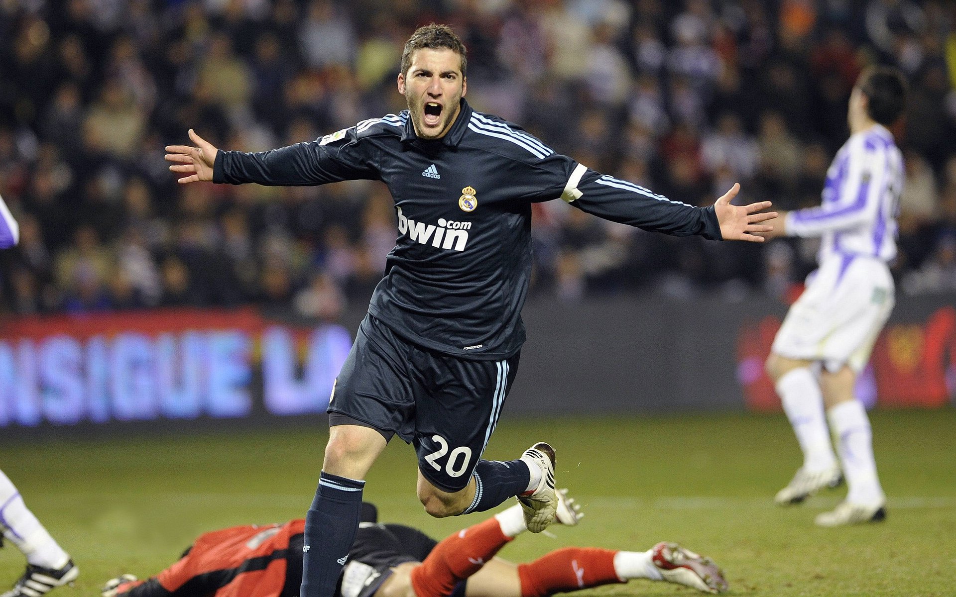 法甲豪门遭遇险情：悬念时刻，逆境中的坚韧不拔，法甲为何没有豪门俱乐部